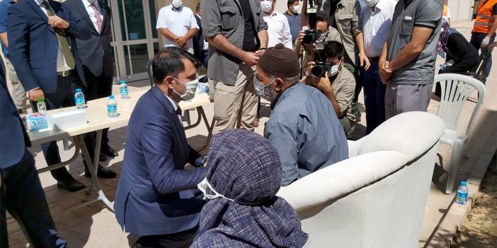 Bakan Kurum Konya'da! Koronavirüsten vefat eden Başkan Oflaz'ın ailesini ziyaret etti