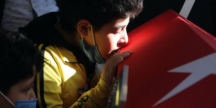 Babasını böyle uğurladı! Kalleş saldırıda şehit olan polisimiz Bakan Soylu'nun da katıldığı törenle toprağa verildi