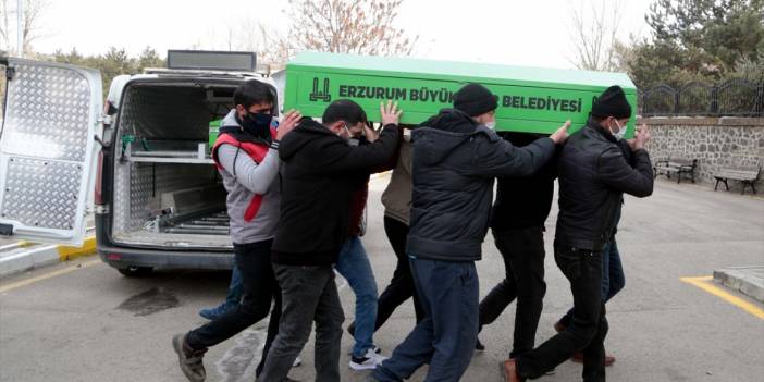 Eski kocasının öldürdüğü kadın ve iki kızının cenazeleri yakınlarına teslim edildi