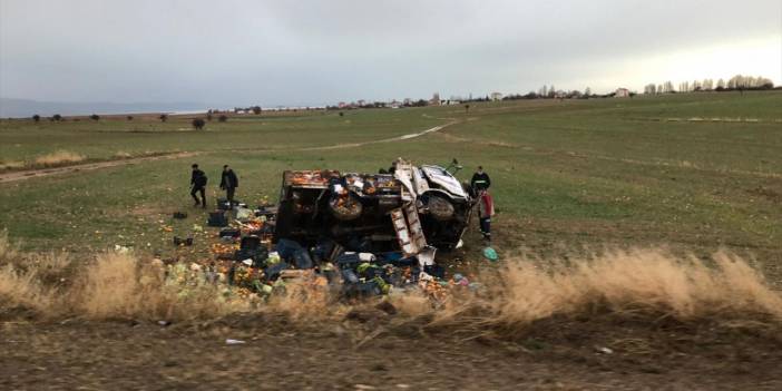 Konya sebze yüklü kamyonet devrildi! Sürücünün durumu ağır