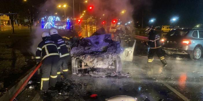 Zincirleme kaza sonrası 3 otomobil alev aldı: 1 ölü, 2 yaralı