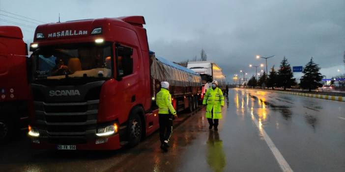 Konya'da kar yağışı ve buzlanma ulaşımda aksamalara neden oluyor