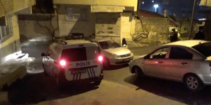 Sivil polislerin yolunu kesip, kendini polis olarak tanıttı, gerçek ortaya çıkınca bıçak çekti