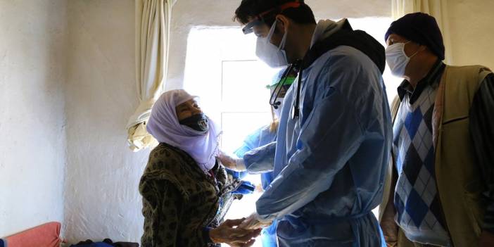 Konya'da aşı ekibi yaşlı kadın için 1950 rakımlı eve patika yolu yürüyerek çıktı! Zeynep Nine gözyaşlarını tutamadı