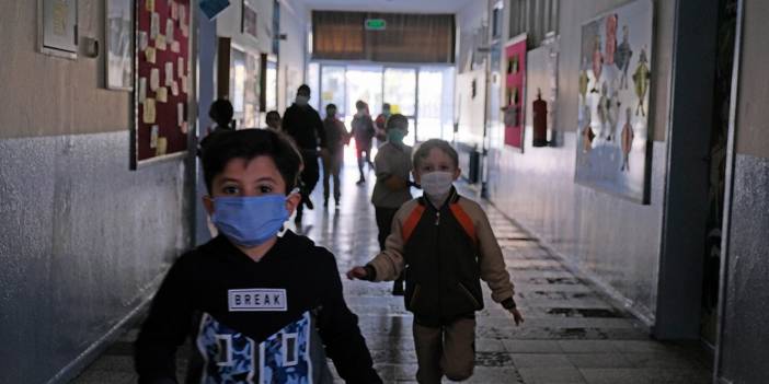 Kırmızı kategorideki Konya'da öğrenciler seyreltilmiş sınıflarda ders başı yaptı