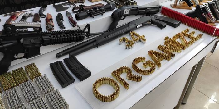 Sedat Peker grubuna yapılan operasyonunda ele geçirilen silahlar sergilendi