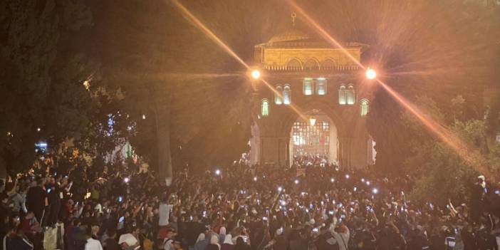 Mescid-i Aksa'da binlerce Filistinli, teravih namazının ardından İsrail'i protesto etti