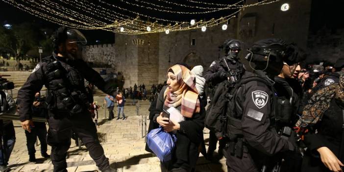 İşgalci İsrail polisi ses bombalarıyla cemaate saldırdı: 163 yaralı