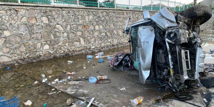 Konya'da su kanalına düşen kamyonet hurdaya döndü: 1'i ağır 4 yaralı