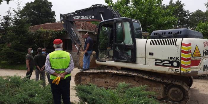 İYİ Partili Türkkan'ın kaçak çiftliği yıkılıyor! Görüntüleyen muhabiri hastanelik ettiler