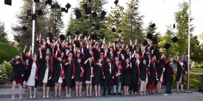 Selçuk Üniversitesi Tıp Fakültesinde mezuniyet coşkusu! Genç doktorlar kep attı
