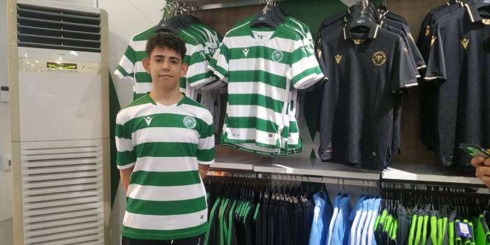 Konyaspor'un 100. yıl formasını ilk alan taraftar ortaokul öğrencisi Mustafa oldu