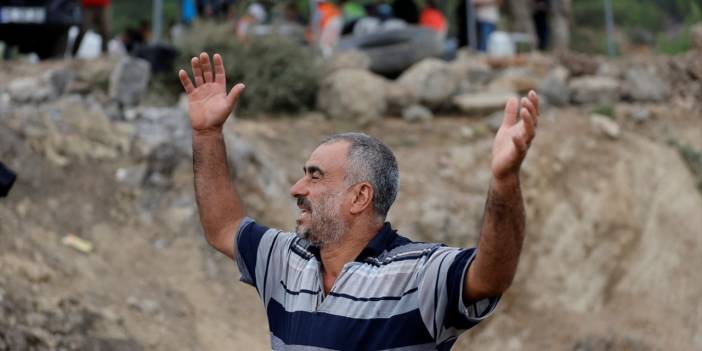 Alevlerle savaşan orman işçilerinin yağmur sevinci