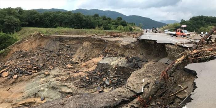 Sağanak yağış sele neden oldu! Araçlar sürüklendi, ev ve iş yerlerini su bastı