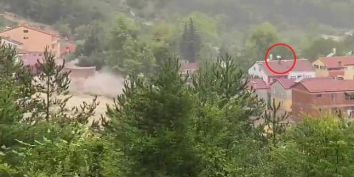 Felaketi en iyi anlatan görüntü! Sel bir evi yuttu, çatıya çıkıp böyle yardım istediler