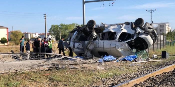 Yük treni hemzemin geçitte minibüse çarptı! Ölü ve yaralılar var