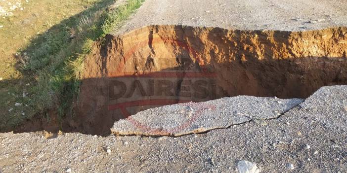 Konya’da sel suları yolu ikiye ayırdı