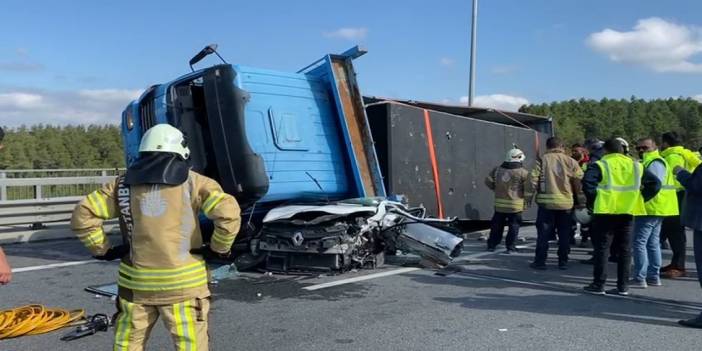 Üzerine kamyon devrilen otomobil kağıt gibi ezildi: 1 ölü