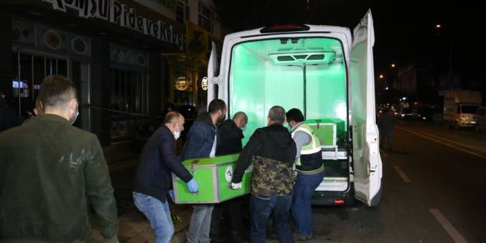 Haber alamadığı oğlunu, banyoda sırtından bıçaklanarak öldürülmüş halde buldu