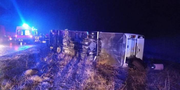 Sağlık çalışanlarını taşıyan tur midibüsü devrildi: 1 doktor öldü, 24 yaralı var