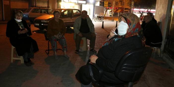 Konya'da depremden korkarak açık alanlarda bekleyenler yaşadıklarını anlattı