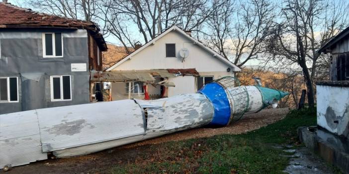 Fırtına minareyi yıktı, imamın evi de zarar gördü