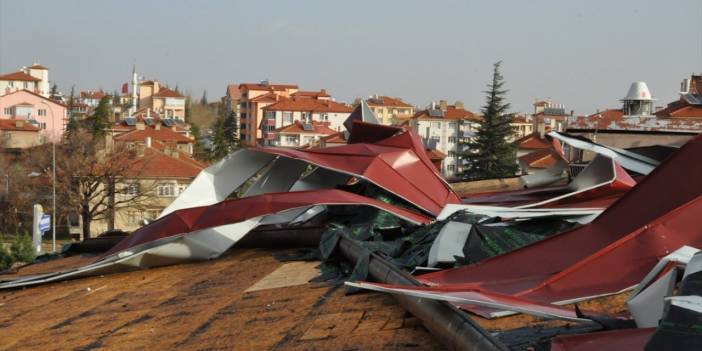 Konya'da şiddetli lodos ev ve iş yerlerinin çatısını uçurdu