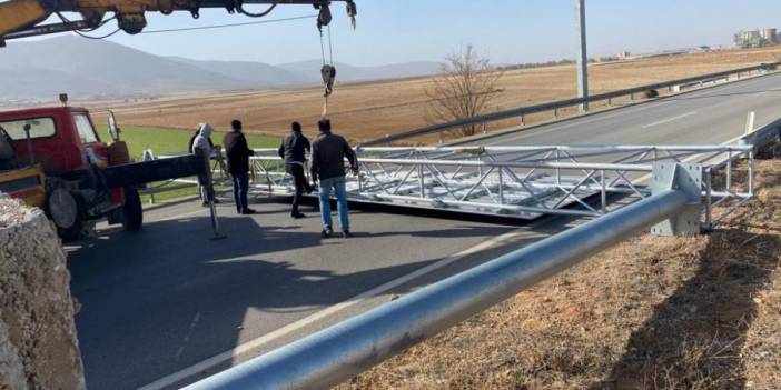 Fırtına EDS levhasını devirdi, Konya yolu trafiğe kapandı