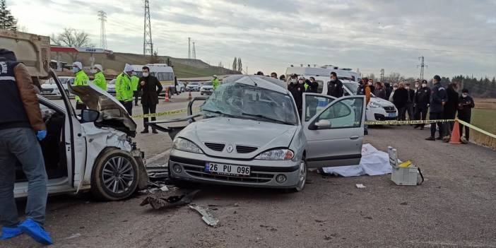 Son Dakika: Ankara'da iki otomobil çarpıştı: 6 ölü, 3 yaralı