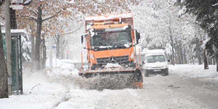 Konya beyaza büründü! 31 ilçede yoğun kar mesaisi