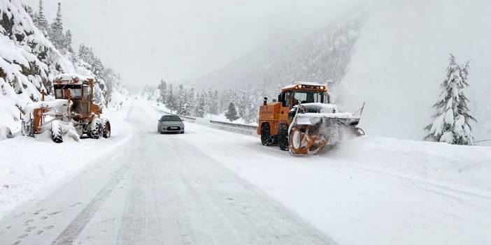Konya-Antalya kara yolunda kar kalınlığı yarım metreyi geçti
