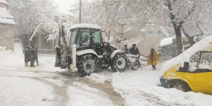 Konya'da caminin ters şemsiyesi kar yükünü kaldıramadı