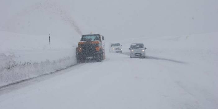 Konya’da kar yağışı ulaşımı aksatıyor! Antalya yolu kısmen açıldı