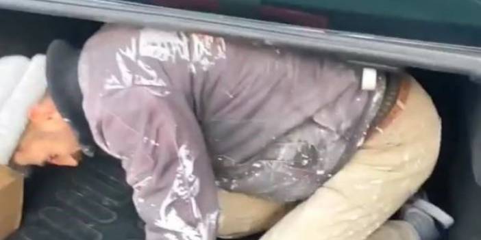 Bu görüntüye tepki yağıyor! Patron, arabası kirlenmesin diye işçiyi bagajda taşıdı