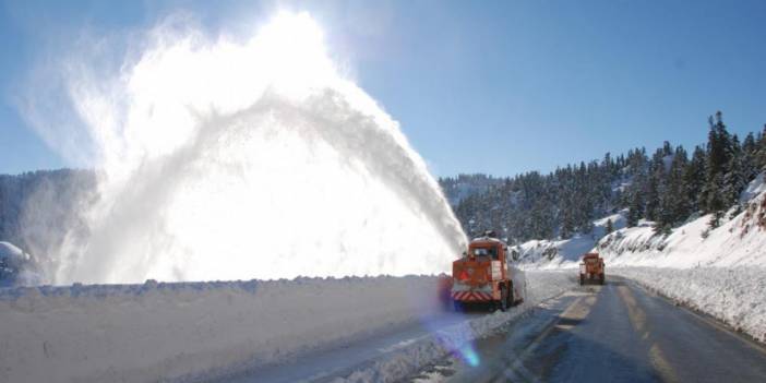 Konya’nın geçit vermeyen yolunda kar kalınlığı 2 metreye yaklaştı