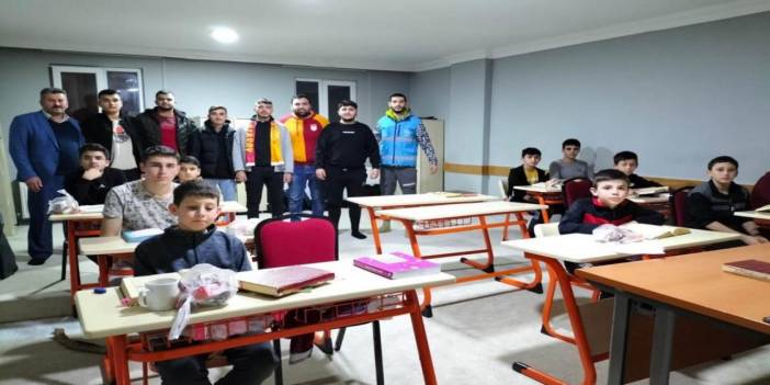 Galatasaraylı taraftarlar Ahmet Çalık anısına lokum ve çikolata dağıttı