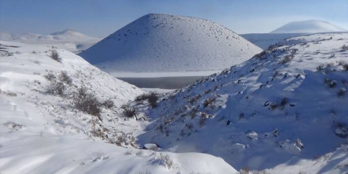 Dünyanın nazar boncuğu Konya’daki gölde kar güzelliği