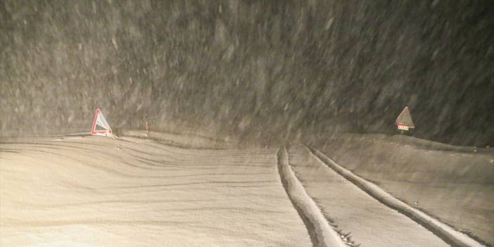 Konya yolunda kar kalınlığı 1,5 metreyi aştı