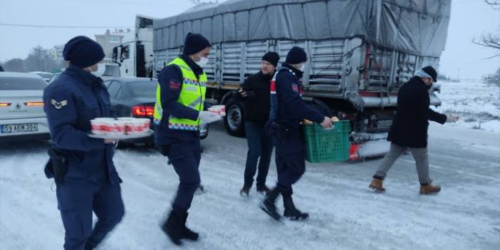 Konya-Ankara kara yolunda mahsur kalanlara sıcak çorba ikramı