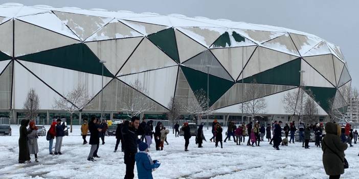 Yüzlerce kişi toplandı, kartopu savaşı yaptı