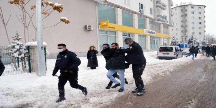 Babası karısını öldürmüştü, o da duruşma sonrası ağabey katili oldu
