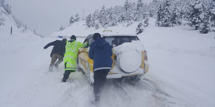 Konya yolunda mahsur kalanların imdadına jandarma yetişti