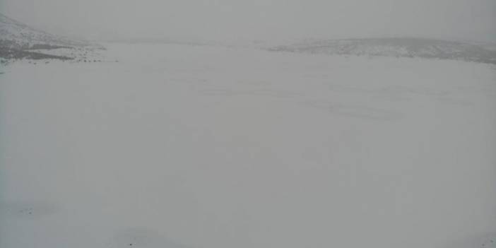 Buz tutup karla kaplanan Konya'nın meşhur gölü gözlerden kayboldu