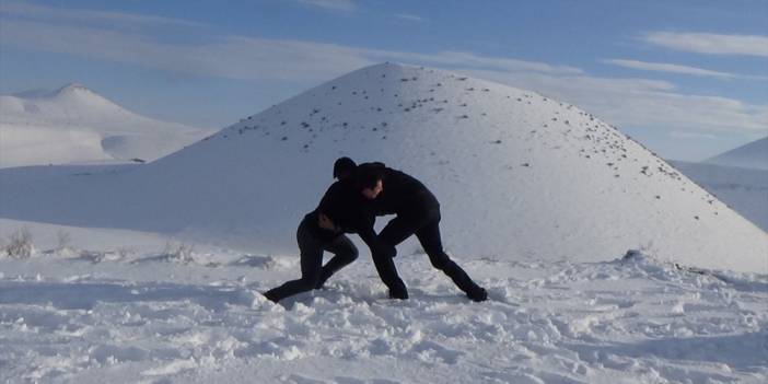 Konya'nın eşsiz güzelliği eşliğinde karda mangal ve güreş