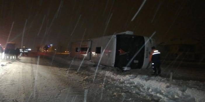 Rize’den Konya’ya gelen yolcu otobüsü devrildi! 23 yaralı var