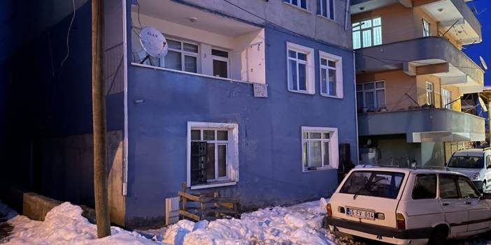 Çocuklarını üst kata çıkarıp karısını öldürdü