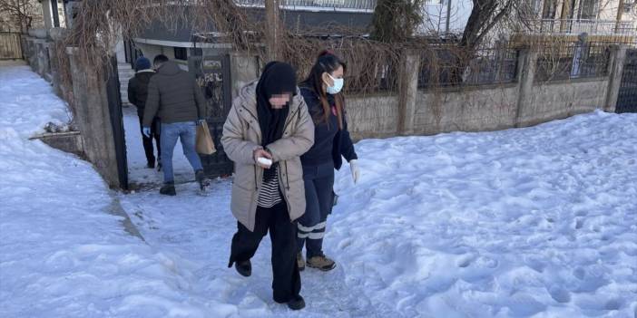 Hem kavga ettiği karısını hem de engel olmak isteyen kızını bıçakladı