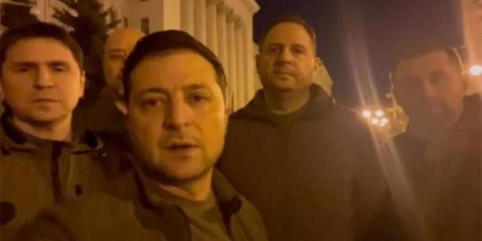 Ülkeyi terkettiği iddia edilmişti! Zelenskiy, Kiev sokaklarında meydan okudu