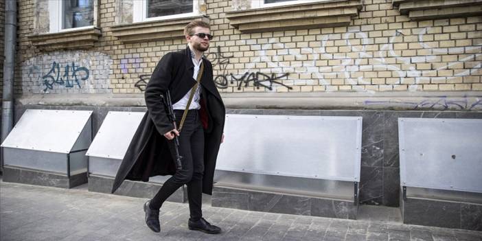 Ukrayna'nın en genç milletvekili Kiev'i savunmak için silahlandı