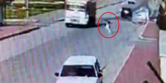 Köpekten kaçmak isteyen küçük kıza kamyon çarptı